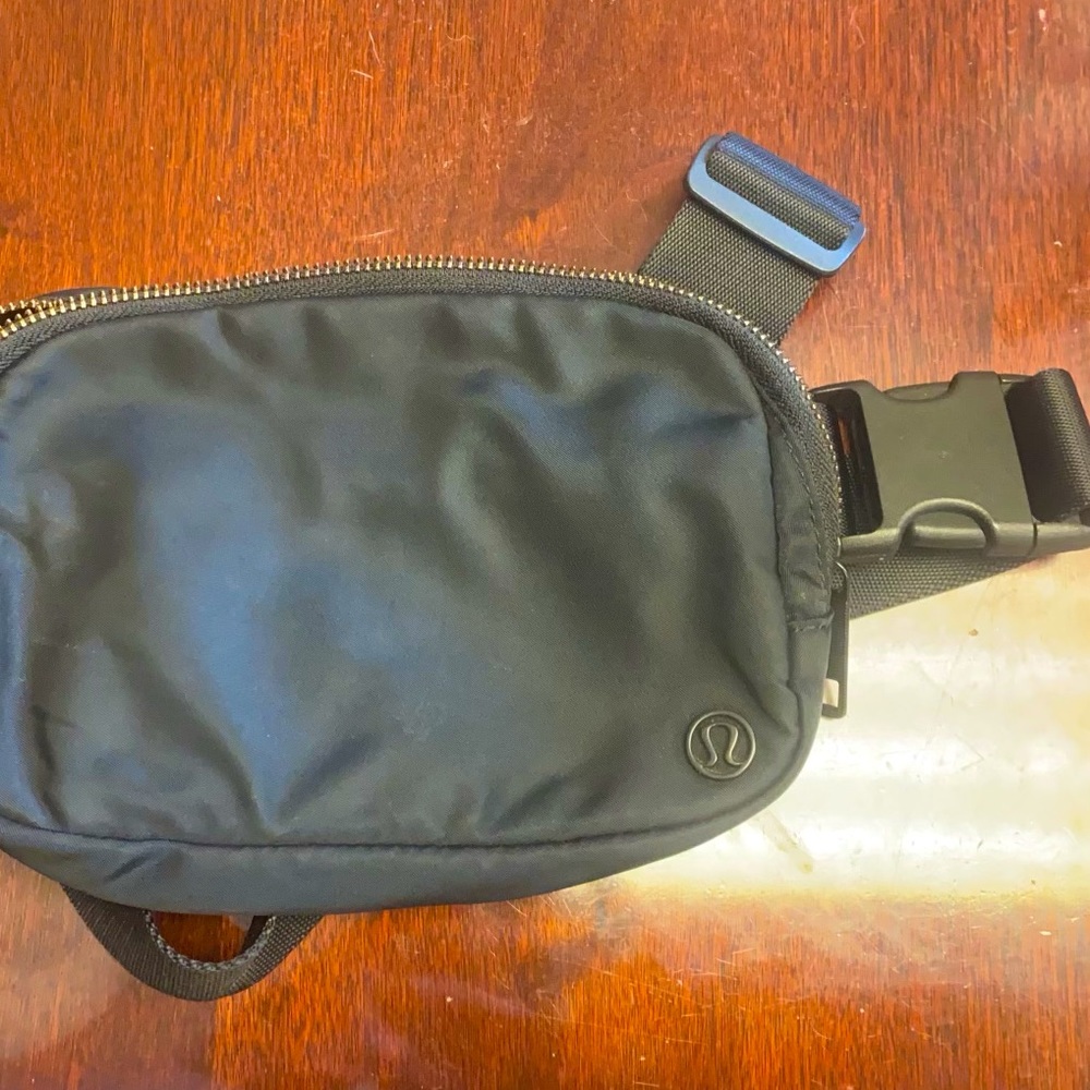 ✨ULTRA RARE✨ Black OG lululemon athletica belt bag with black hollow logo
